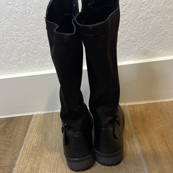 Black riding boots with stretch back for comfort! - Picture 6 of 7